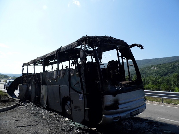 ИЗБЕГНУТА ТРАГЕДИЈА КОД ПИРОТА: Возач спасао путнике пре него што је ватра прогутала аутобус (ФОТО)